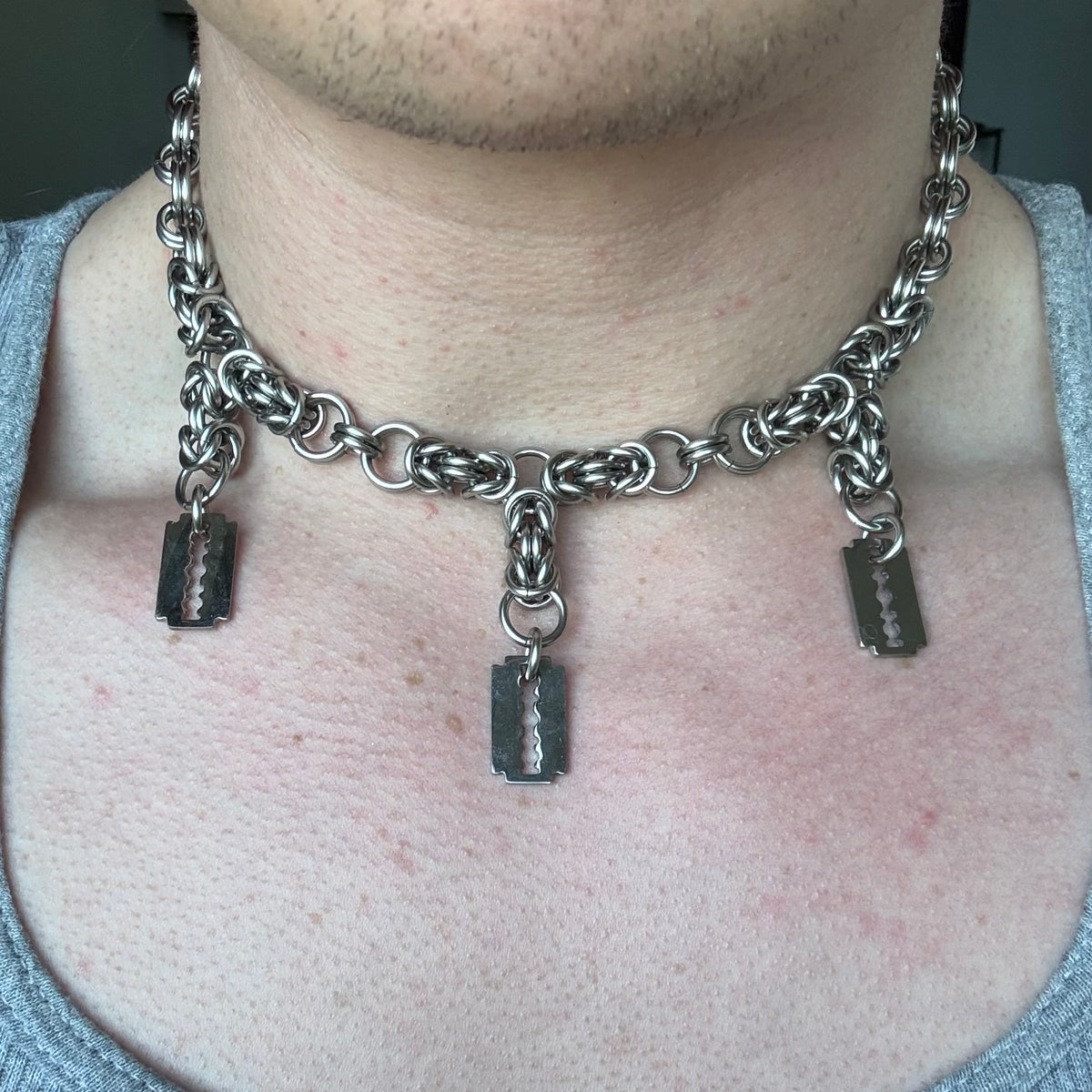 “cutthroat” choker